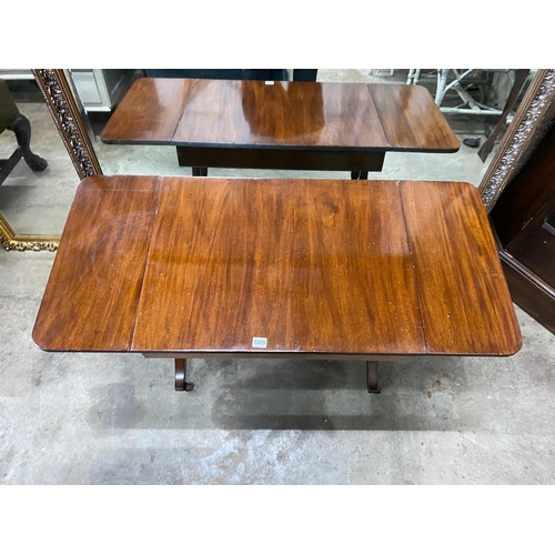 1025 - A reproduction mahogany drop leaf coffee table, length 112cm extended, width 51cm, height 52cm... 