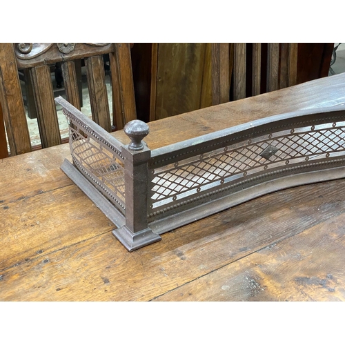 1052 - A George III serpentine steel fire curb, width 158cm