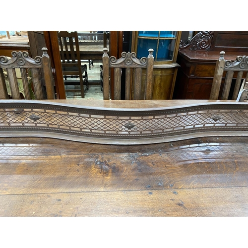 1052 - A George III serpentine steel fire curb, width 158cm