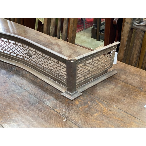 1052 - A George III serpentine steel fire curb, width 158cm