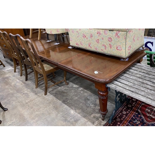 1074 - A Victorian mahogany extending dining table on turned legs, length 302cm extended (two spare leaves)... 