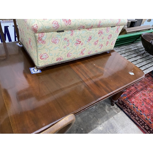1074 - A Victorian mahogany extending dining table on turned legs, length 302cm extended (two spare leaves)... 