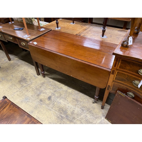1170 - An early Victorian mahogany drop leaf extending dining table length 168cm extended, one spare leaf, ... 