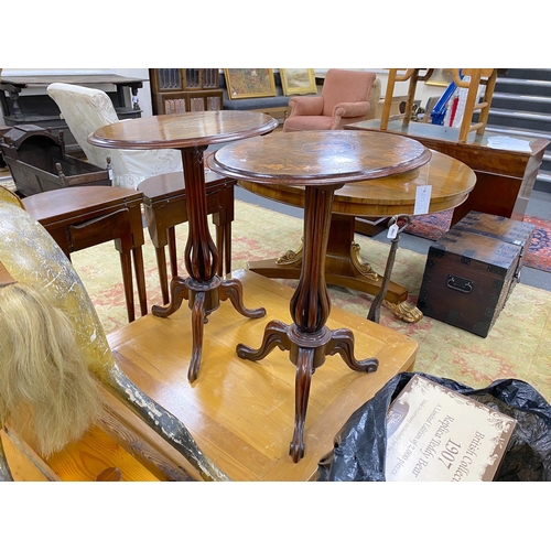 1183 - A near pair of Victorian marquetry inlaid oval walnut tripod wine tables with open baluster stems, l... 