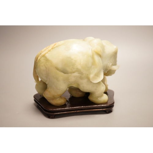 1279 - A Chinese carved bowenite elephant group on hardwood stand, 15cm