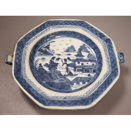 1318 - A 19th century Chinese blue and white warming plate, 26cm