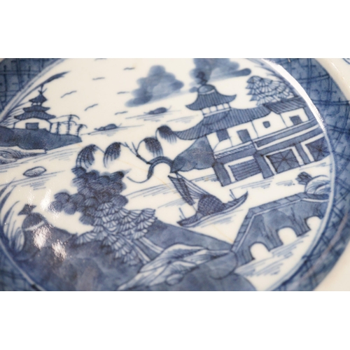 1318 - A 19th century Chinese blue and white warming plate, 26cm