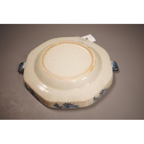 1318 - A 19th century Chinese blue and white warming plate, 26cm