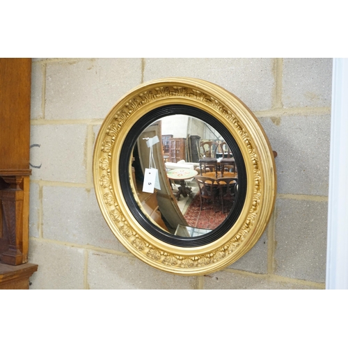 5 - A Regency circular giltwood and gesso convex wall mirror, diameter 57cm