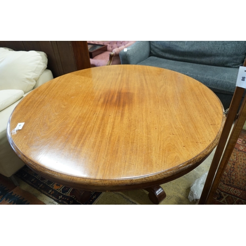 95 - A Victorian circular mahogany breakfast table, diameter 136cm, height 74cm