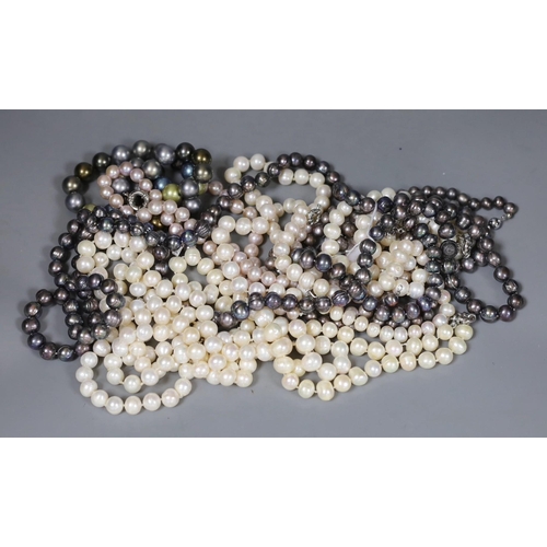 976 - Thirteen assorted modern freshwater pearl necklaces, longest 116cm.