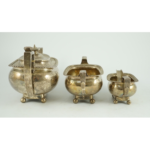 348 - A George III silver three piece 'London' shape tea service, by Samuel Hennell, London, 1811, gross 4... 