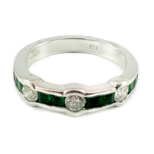 433 - A modern 18ct white gold, square cut emerald and round cut diamond set half eternity ring, size L/M,... 