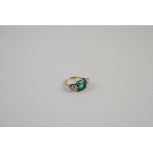 442 - An early 20th century 18ct gold, square cut single stone emerald and two stone cushion cut diamond s... 