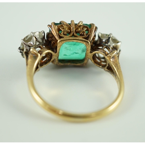 442 - An early 20th century 18ct gold, square cut single stone emerald and two stone cushion cut diamond s... 