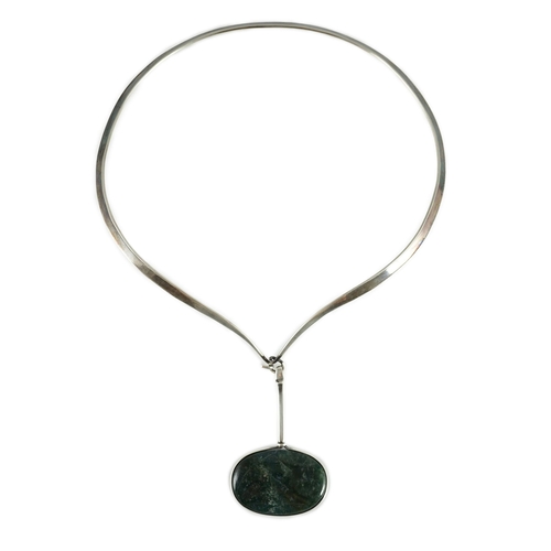 461 - A Vivianna Torun for Georg Jensen sterling silver and moss agate set pendant necklet, the necklet nu... 