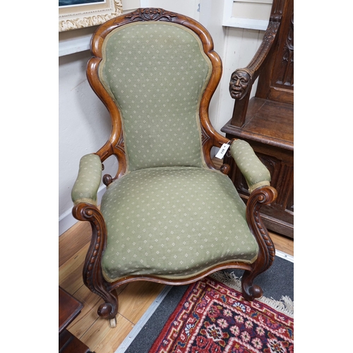 2151 - A Victorian walnut spoon back open armchair