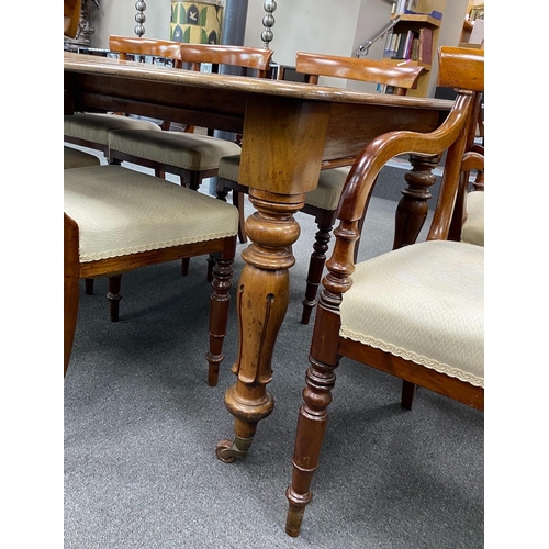 167 - An early Victorian mahogany rectangular extending dining table, length 220cm extended, three spare l... 