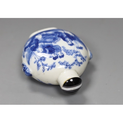 524 - A large Chinese blue and white scholars snuff bottle, 19th century, 9 cm high excluding later stop... 