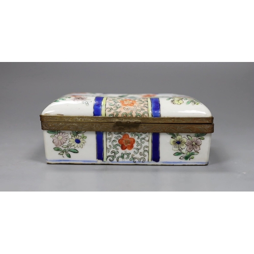 551 - A Chinese famille verte box and cover, c.1900, 14cm wide