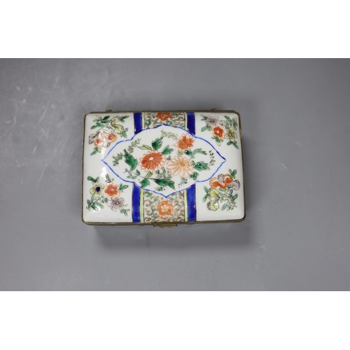 551 - A Chinese famille verte box and cover, c.1900, 14cm wide