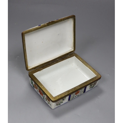 551 - A Chinese famille verte box and cover, c.1900, 14cm wide