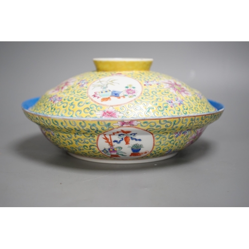 578 - A large Chinese famille rose yellow ground bowl and cover, Republic period, 25cm diameter