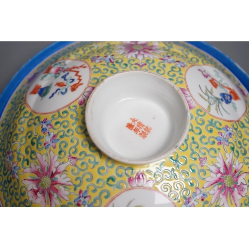 578 - A large Chinese famille rose yellow ground bowl and cover, Republic period, 25cm diameter