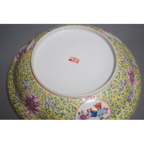 578 - A large Chinese famille rose yellow ground bowl and cover, Republic period, 25cm diameter