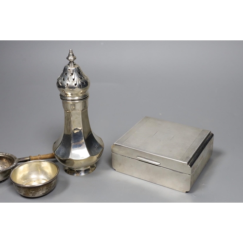 814 - A George V engine turned silver mounted cigarette box, a similar sugar caster and later silver tea s... 