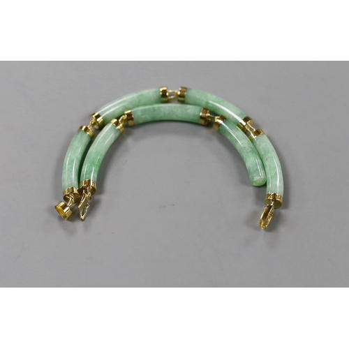 889 - A modern Chinese 14k yellow metal and curved jade link bracelet (a.f.), approx. 20cm, gross 13.7 gra... 