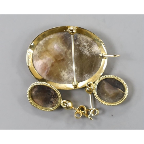 892 - A modern suite of Italian 750 yellow metal mounted oval shell jewellery, comprising a cameo pendant ... 