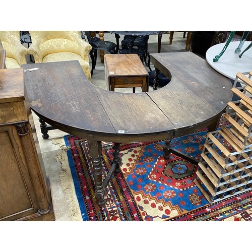 90 - A late Victorian oak 'hunt' table, length 157cm, width 120cm, height 70cm