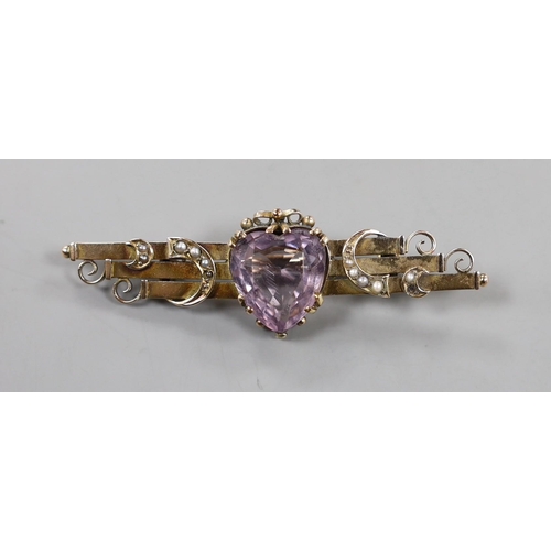 900 - An early 20th century 9ct gold, heart shaped amethyst and seed pearl set bar brooch, 59mm, gross wei... 