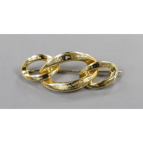 901 - A mid to late 20th century Italian 750 yellow metal triple oval link brooch, 46mm, 4.9 grams.