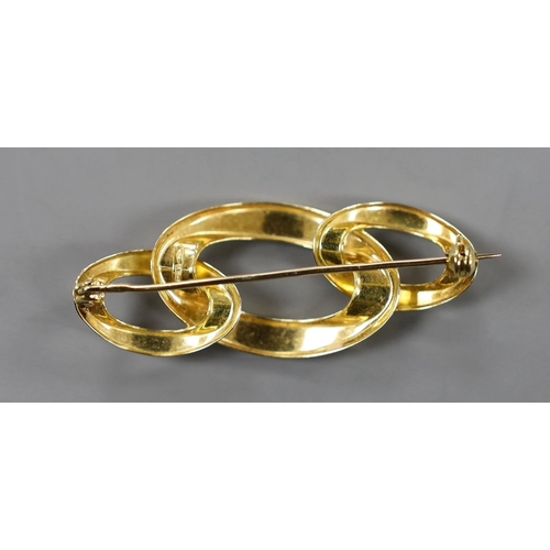 901 - A mid to late 20th century Italian 750 yellow metal triple oval link brooch, 46mm, 4.9 grams.