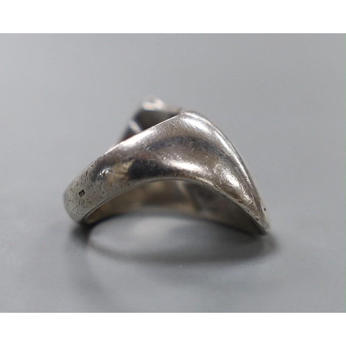 926 - A stylish Georg Jensen sterling 925 modernist ring, no. 91, size O.