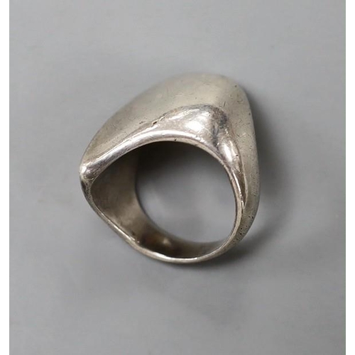 926 - A stylish Georg Jensen sterling 925 modernist ring, no. 91, size O.