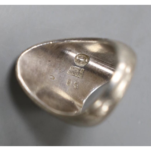 926 - A stylish Georg Jensen sterling 925 modernist ring, no. 91, size O.