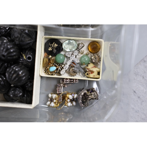 927 - Assorted jewellery including sterling charm bracelet, Norwegian gilt sterling and enamel flower head... 