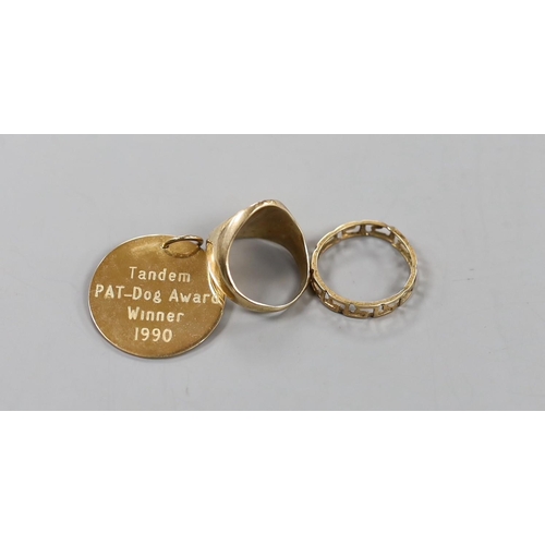 928 - A 9ct gold signet ring, a yellow metal Greek Key band and a 9ct name pendant, 13.9 grams.