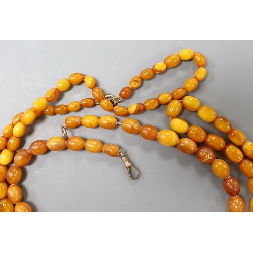 942 - Three assorted amber bead necklaces, longest 112cm, gross weight 115 grams.