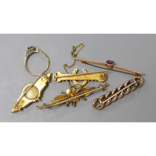 946 - Two early 20th century 9ct and gem set bar brooches, gross weight 4.7 grams, a similar 15ct horsesho... 