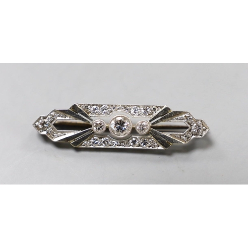 947 - An Art Deco 18ct, plat and diamond cluster shaped bar brooch, with millegrain set stones, 37mm, gros... 