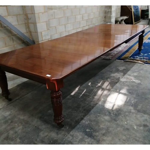 1060 - A large Edwardian walnut extending dining table with four leaves, extends to 358 x 138cm, height 74c... 