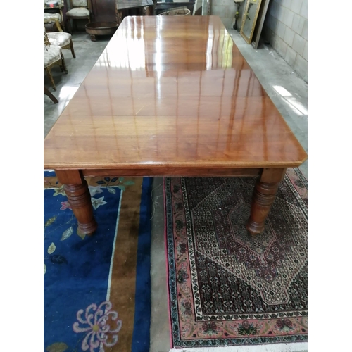 1060 - A large Edwardian walnut extending dining table with four leaves, extends to 358 x 138cm, height 74c... 