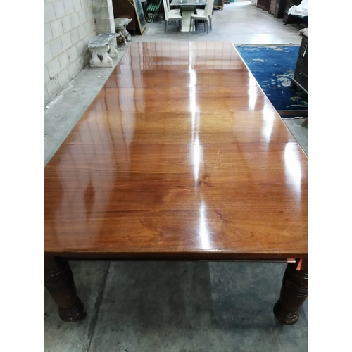 1060 - A large Edwardian walnut extending dining table with four leaves, extends to 358 x 138cm, height 74c... 