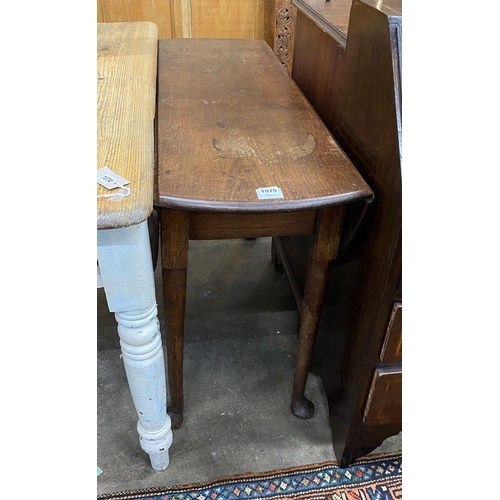 1075 - A George III mahogany drop leaf dining table with pad feet, width 106cm