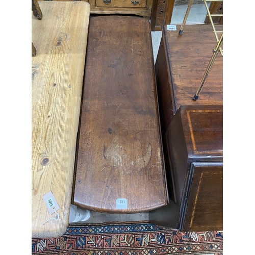 1075 - A George III mahogany drop leaf dining table with pad feet, width 106cm