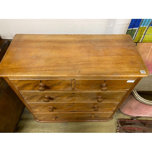 1026 - A Victorian satin birch chest of drawers, width 103cm, depth 46cm, height 105cm